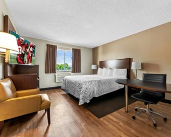 Red Roof Inn Plus+ & Suites Malone - Malone - Slaapkamer