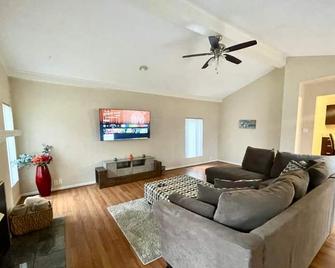 Villa Patricia ideal for long term stays-near lakes - Bloomfield Hills - Living room