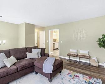 Hillside Haven - affordable and convenient - Chattanooga - Living room