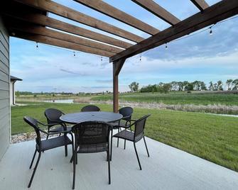 Charming 3-bed 2-bath with two stall garage - Brookings - Terasa