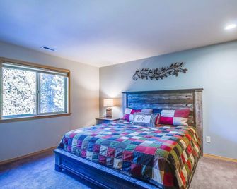 Modo06 - Huge Home, 3 King Ensuites, A/C, Gas Fireplace, Ping Pong, Bikes - Sunriver - Habitación