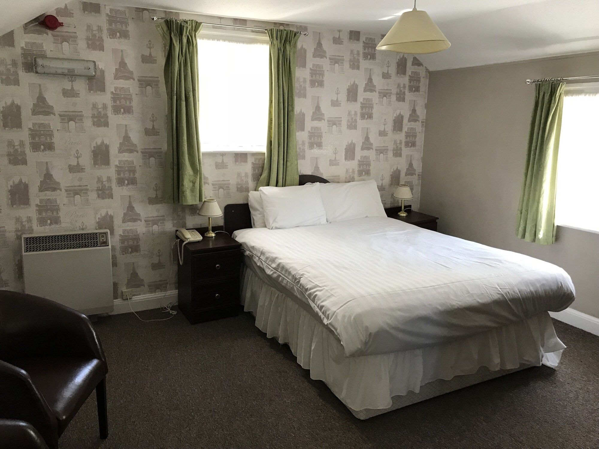 ذا إمباسي هوتل