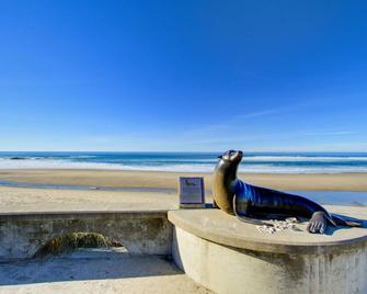 Welcoming Studio with Ocean View & Nearby Beach Access - Dogs OK - Lincoln City - Plage