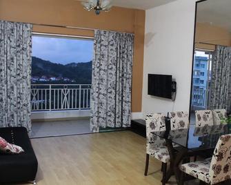 Huge 3 Bed ~ Great For Big Families - Kota Kinabalu - Salon