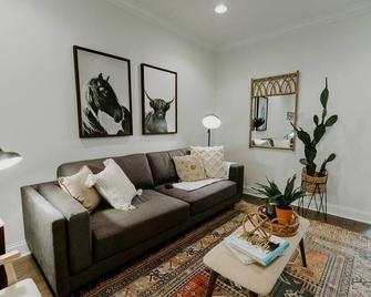 New Murfreesboro Luxury Townhome | 3 Br - Murfreesboro - Living room