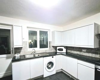 Large London 6 bedroom home away from home. Free parking, free WiFi. - London - Kitchen