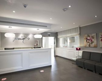 Hotel Piramide - Pontevedra - Receptionist