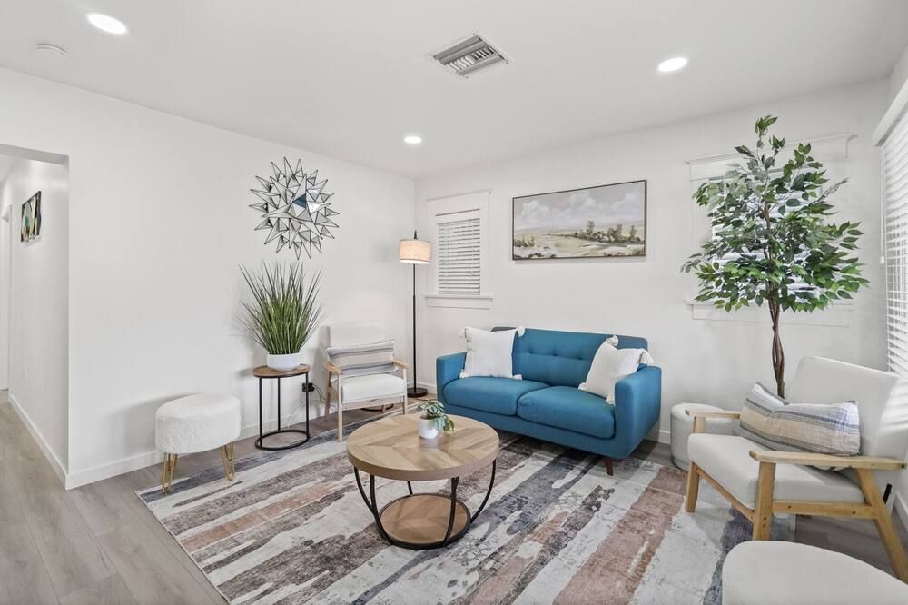 1 mile from the Beach Fire Pit, Patio, Parking! - Long Beach - Salon