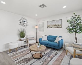 1 mile from the Beach Fire Pit, Patio, Parking! - Long Beach - Phòng khách
