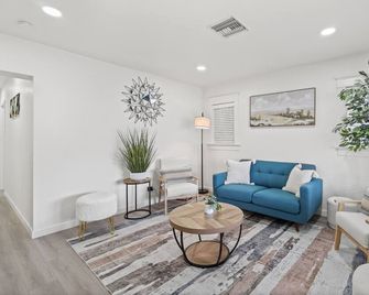 1 mile from the Beach Fire Pit, Patio, Parking! - Long Beach - Salon