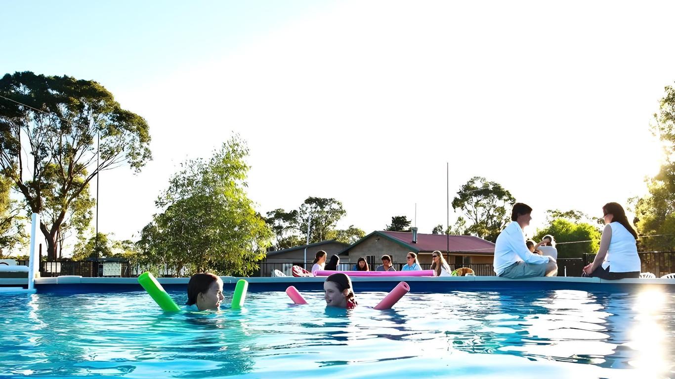 Murray Gardens Country Cottages & Motel