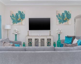 Homeaway from Home! - Brownsville - Living room