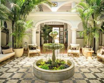 Hotel La Fonda - בנאלמדנה - פטיו