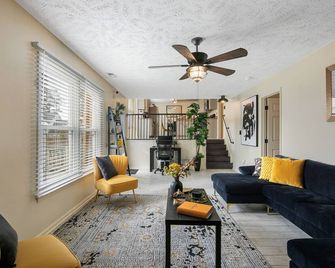 3 Miles from Hope Mills Lake! 2 acre home with 5 SmartTvs + Self Check - Hope Mills - Living room