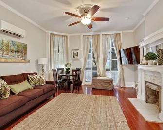 Esplanade Elegance Estate w\/ Master Suite\/ Shower Spa 40% off Spring - New Orleans - Living room