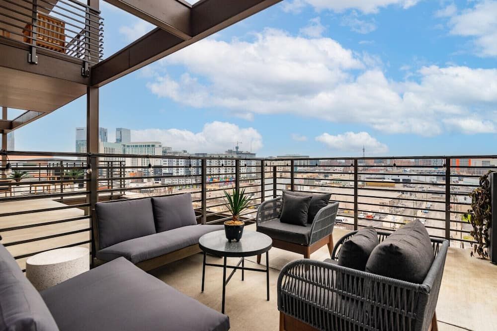 Penthouse Luxury with Pool Patio and City View plus Walk to Broadway - Nashville - Balcón