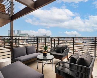 Penthouse Luxury with Pool Patio and City View plus Walk to Broadway - Νάσβιλ - Μπαλκόνι