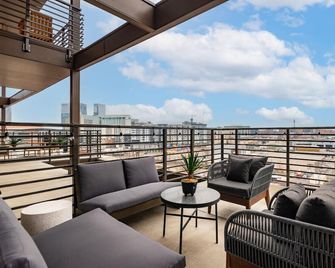 Penthouse Luxury with Pool Patio and City View plus Walk to Broadway - Nashville - Balcón