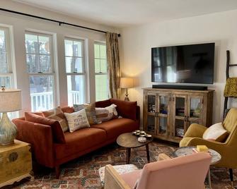 Quiet, elegant cottage just steps from downtown Pittsboro—minutes to Jordan Lake - Pittsboro - Sala de estar
