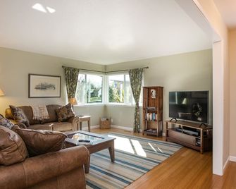 West Cliff Getaway - Santa Cruz - Living room