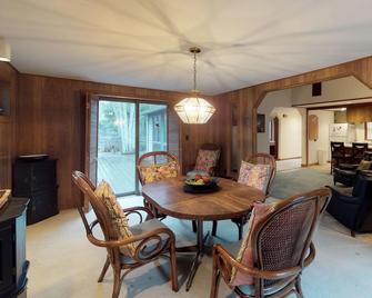 Tranquil Home with Private Deck - Walk to Beaches and Downtown Oak Bluffs - Oak Bluffs - Dining room