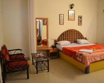 V Resorts Hotel Pachmarhi - Pachmarhi - Bedroom