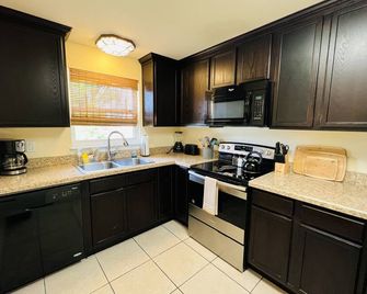 Scenic Retreat - Spacious condo - 2 bedrooms, 2 full baths, loft, sleeps 7. - Mulberry - Kitchen