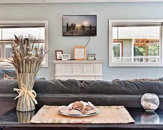 Ten Pines Cottage in Hoquiam - Hoquiam - Living room