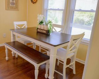 Peaceful and Private Cottage with 2-Bedrooms - Lenoir - Dining room