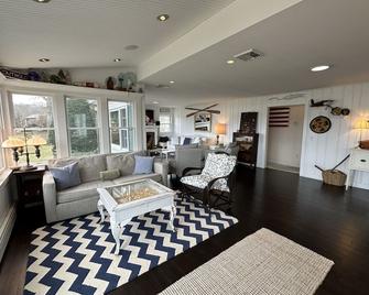 Perfect Waterfront Family Vacation Home next to the best vineyards in NY! - Southold - Wohnzimmer