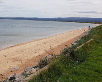 Pleasant Point Holiday Cottages - Fortrose - Beach