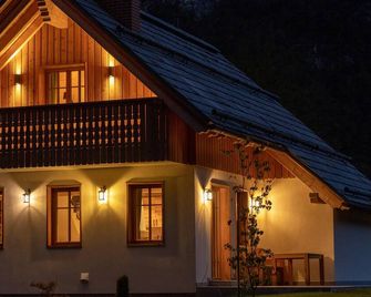 Alpine SPA Chalet with Sauna & Fireplace at Lake Bohinj - Ukanc - Bâtiment