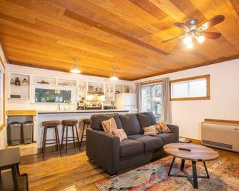 Mt Airy Cottage Walk to Beach - Tahoe Vista - Living room
