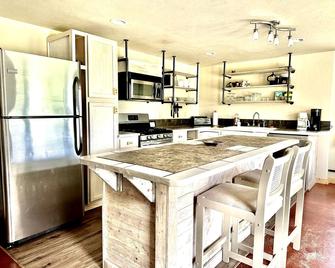 Incredible Peaceful Cottage with Barbecue in Whitehall, Montana - Whitehall - Kitchen