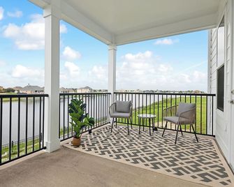 Cozy Waterfront 2-bedroom apartment in serene Slidell - Slidell - Balcony