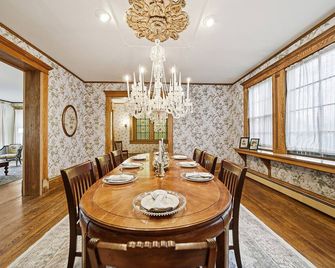Elegant Historic 5BR Home for Groups Sleeps 11 - Marion - Eetruimte