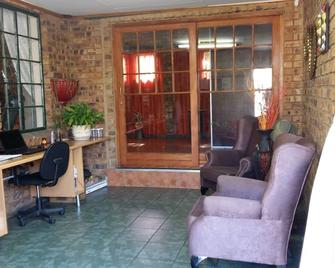 Pride Rock Accommodation - Middelburg - Obývací pokoj