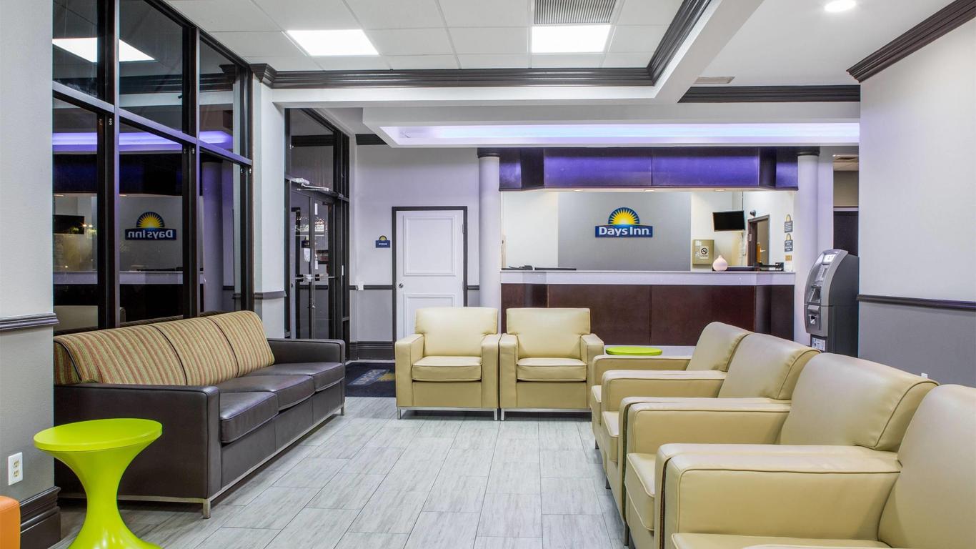 Days Inn & Suites by Wyndham Orlando Airport