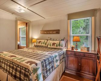 Lakefront Fishing Retreat | Private Dock & Canoe | Extended Stays Welcome - Lake Wales - Schlafzimmer