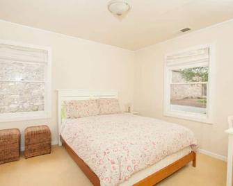 Charming Wine Country Cottage Steps from Downtown - Permit #2012-27 - Saint Helena - Sypialnia