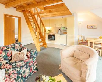 2-room vacation apartment, 6 persons, balcony, upper floor (13) - Müritzparadies - Feriendorf - Rechlin - Wohnzimmer