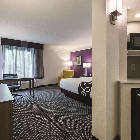 La Quinta Inn & Suites by Wyndham Dallas Plano West image 1
