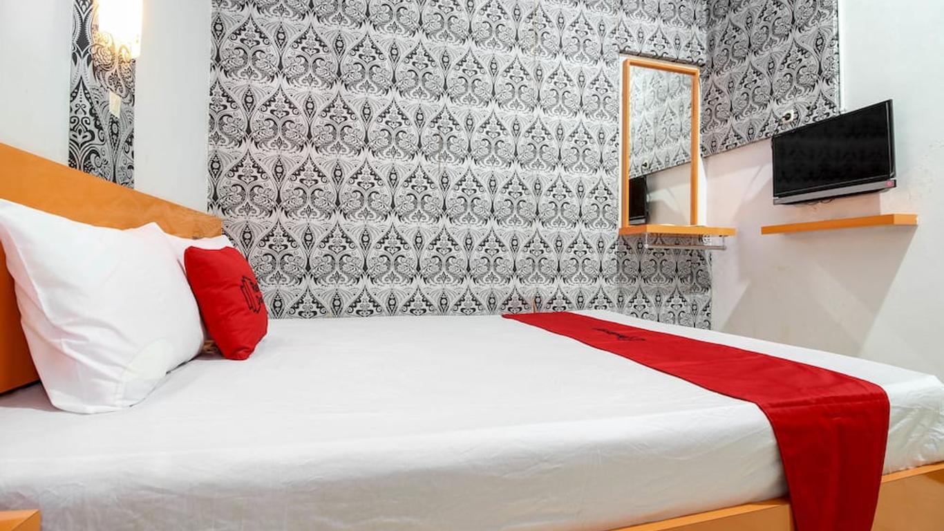 RedDoorz Plus near Hartono Mall