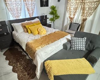 Cozy 2-bedroom stay with fireplace, AC, Wi-Fi and Comfort - Spanish Town - Habitación