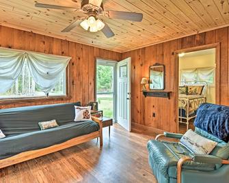 Nestle by Lake Charlevoix Cottage Pets Welcome! - East Jordan - Sala de estar