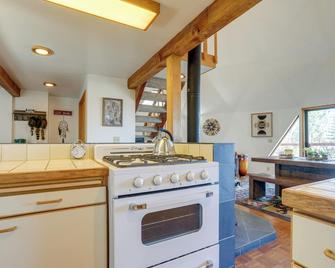 Off-Grid Geodesic Dome Nevada City House with Views - Nevada City - Kitchen