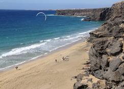 Terraced House Very Near Of The Lagoons Of The Cotillo And 5 Minutes Walk To The Center Of The Town - El Cotillo - Strand