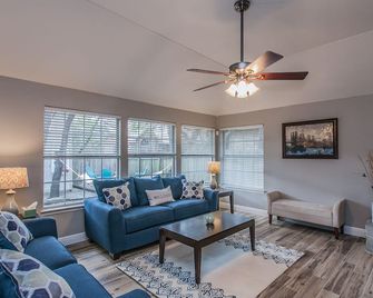 The Sugar House nestled in Cedar Park - Cedar Park - Living room
