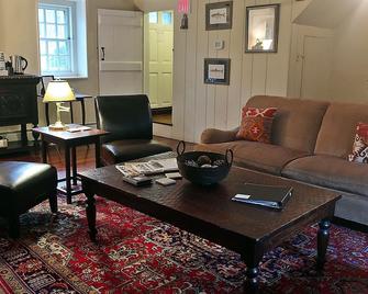 Inn at Glencairn - Princeton - Living room