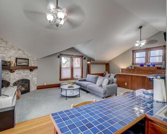 Relaxing South Hill Loft - Studio Apartment in Historic Stillwater Minnesota - Stillwater - Living room